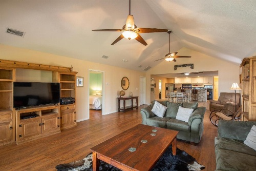 Lakeshore Escape Home image 14