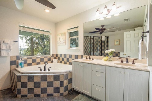 Lakeshore Escape Home image 22
